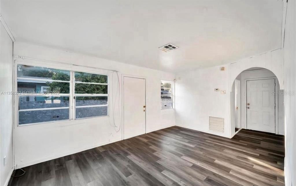 待售: $185,000 (2 贝兹, 1 浴室, 816 平方英尺)