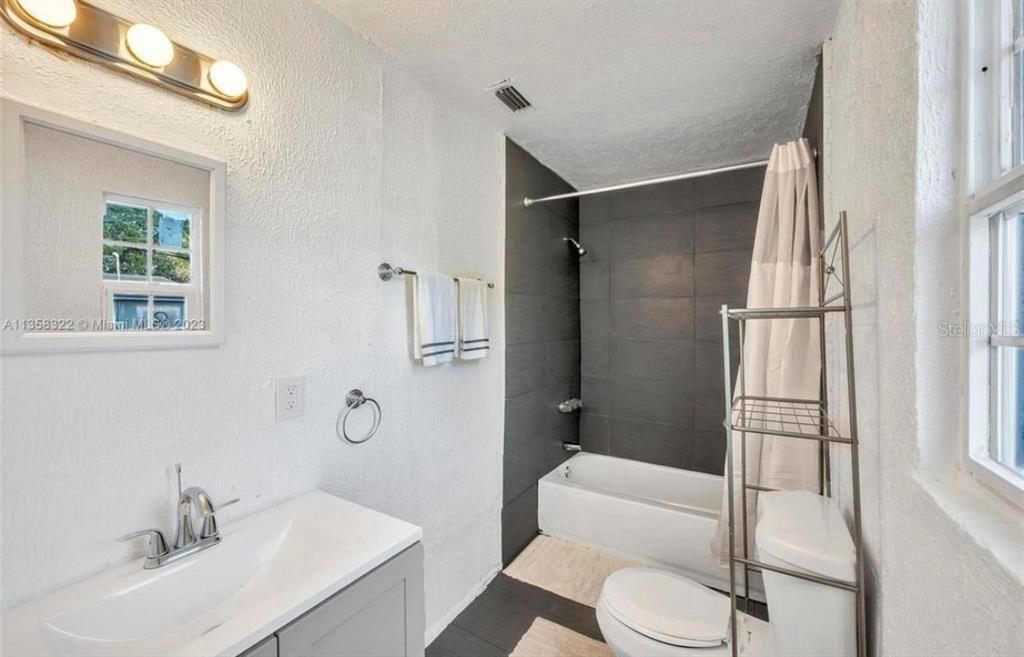 待售: $185,000 (2 贝兹, 1 浴室, 816 平方英尺)