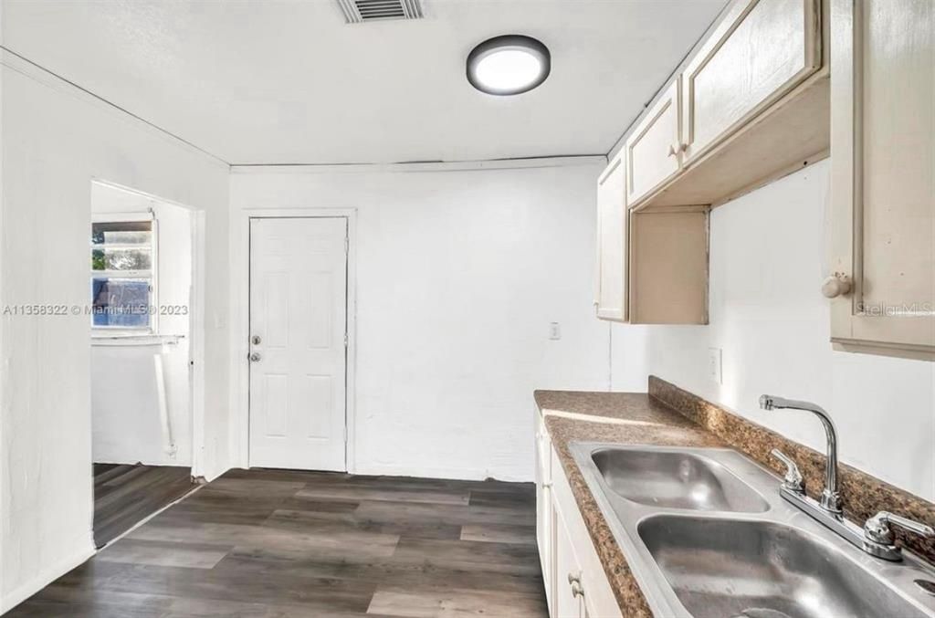 待售: $185,000 (2 贝兹, 1 浴室, 816 平方英尺)