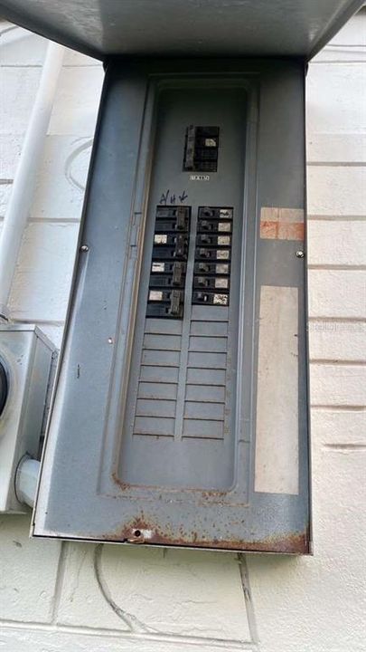 待售: $185,000 (2 贝兹, 1 浴室, 816 平方英尺)