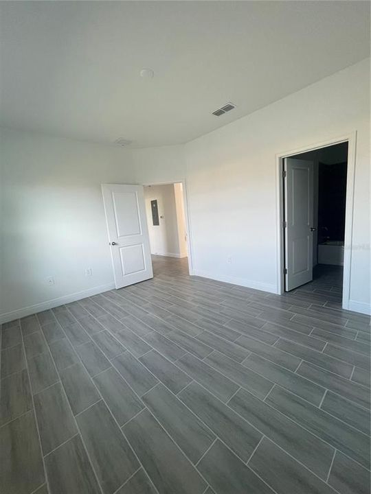 Active With Contract: $1,400 (2 beds, 2 baths, 1055 Square Feet)