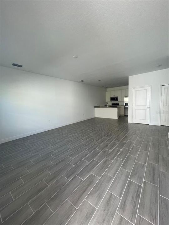 Active With Contract: $1,400 (2 beds, 2 baths, 1055 Square Feet)