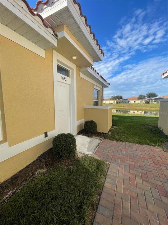 Active With Contract: $1,400 (2 beds, 2 baths, 1055 Square Feet)