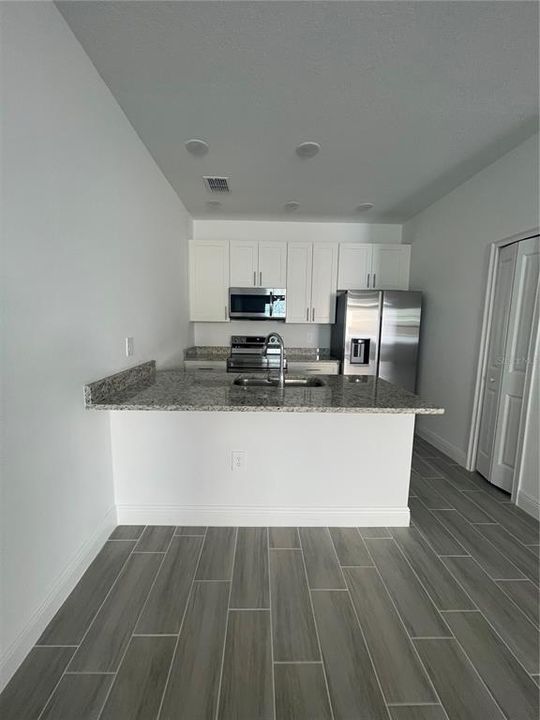 Active With Contract: $1,400 (2 beds, 2 baths, 1055 Square Feet)