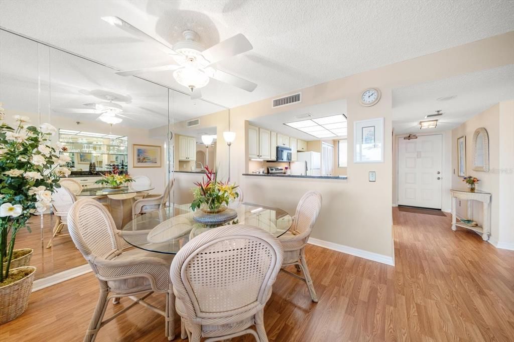 待售: $389,000 (2 贝兹, 2 浴室, 1225 平方英尺)