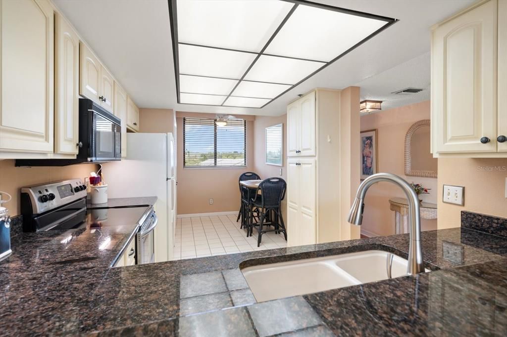 待售: $389,000 (2 贝兹, 2 浴室, 1225 平方英尺)