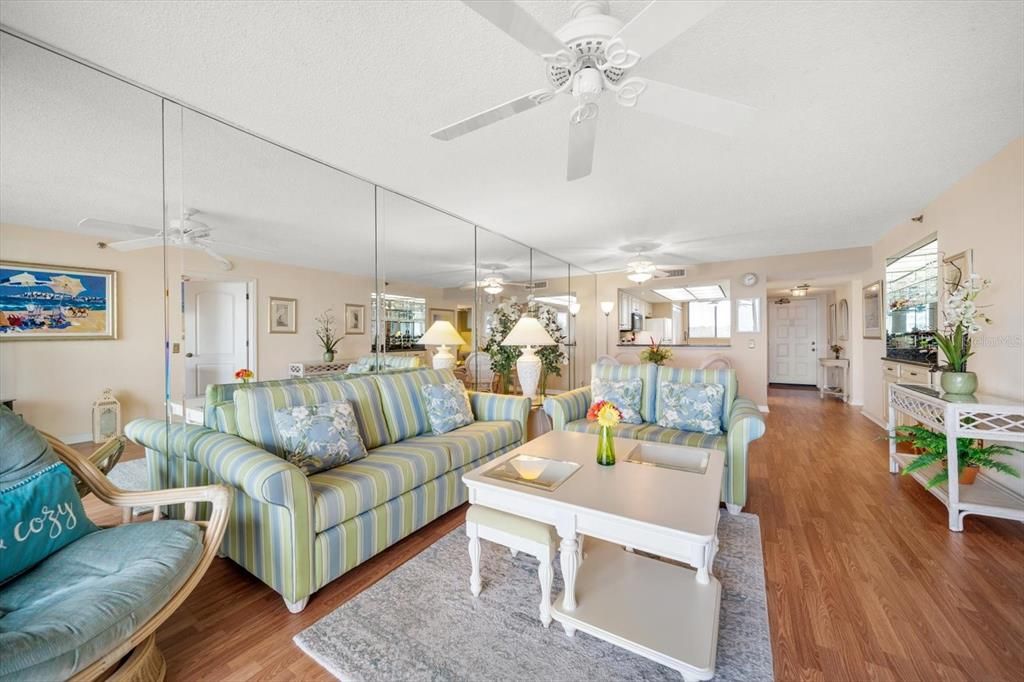 待售: $389,000 (2 贝兹, 2 浴室, 1225 平方英尺)