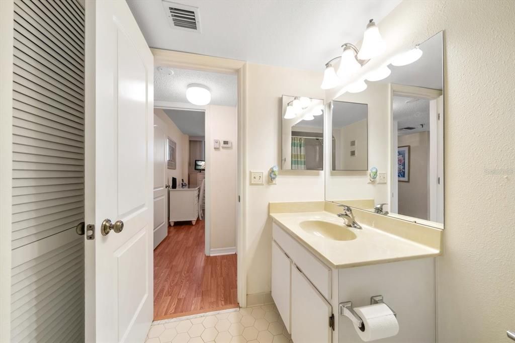 待售: $389,000 (2 贝兹, 2 浴室, 1225 平方英尺)