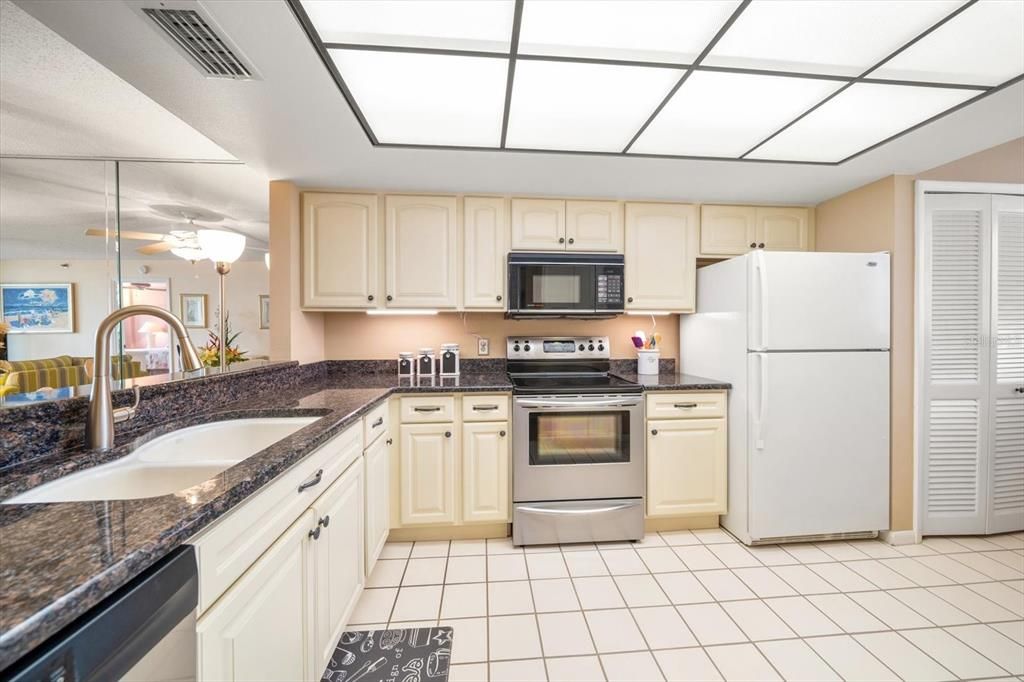 待售: $389,000 (2 贝兹, 2 浴室, 1225 平方英尺)