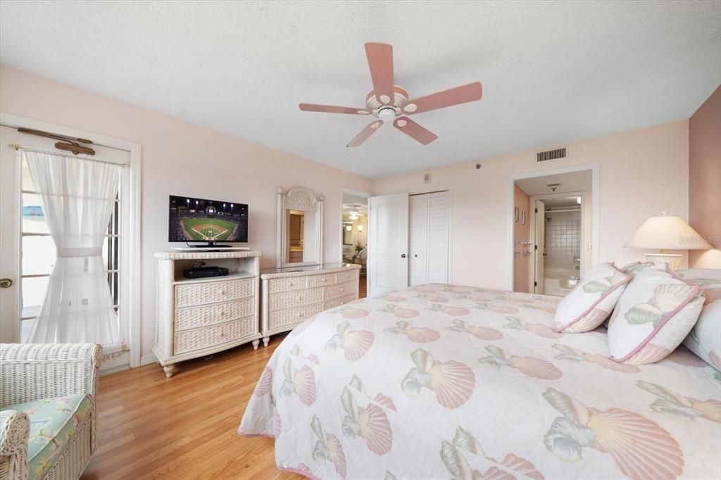 待售: $389,000 (2 贝兹, 2 浴室, 1225 平方英尺)