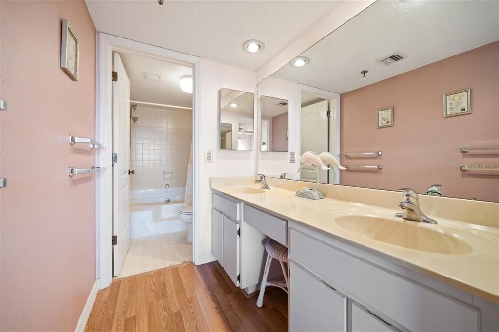 待售: $389,000 (2 贝兹, 2 浴室, 1225 平方英尺)