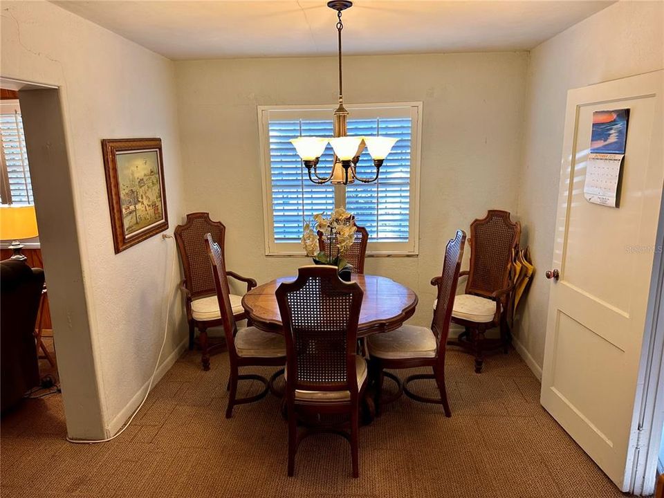 合同活跃: $299,000 (3 贝兹, 2 浴室, 1627 平方英尺)