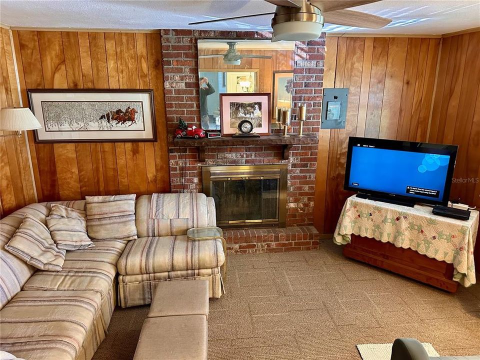 合同活跃: $299,000 (3 贝兹, 2 浴室, 1627 平方英尺)