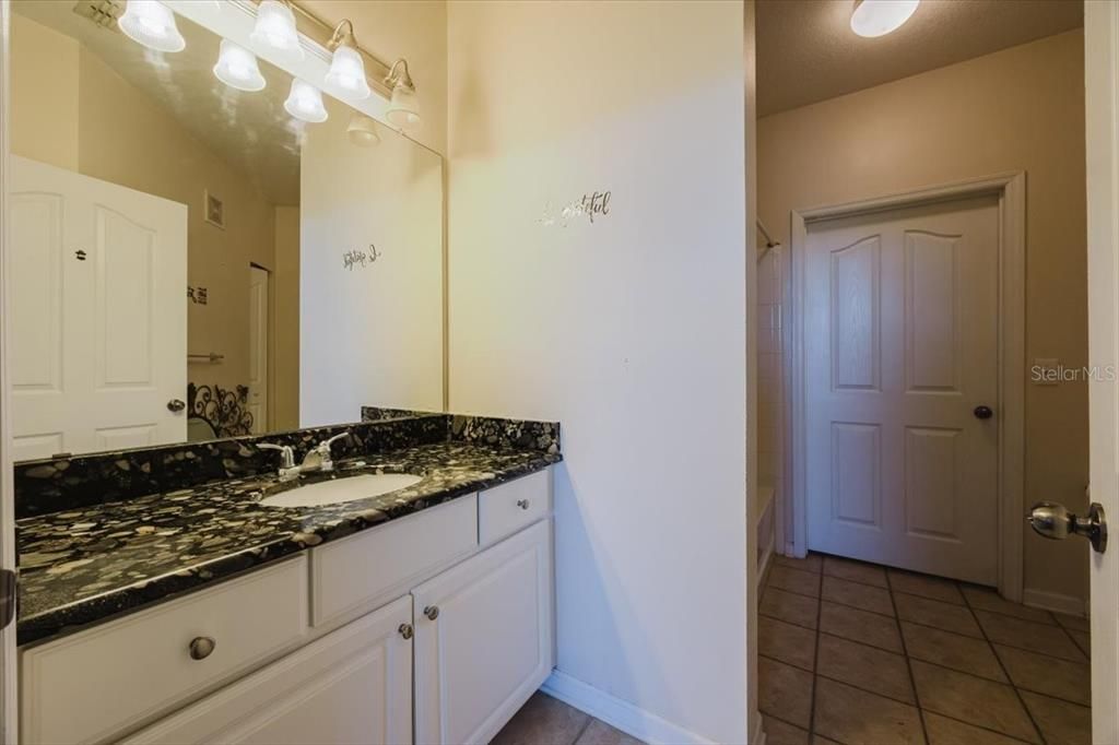 На продажу: $245,000 (2 спален, 2 ванн, 1107 Квадратных фут)