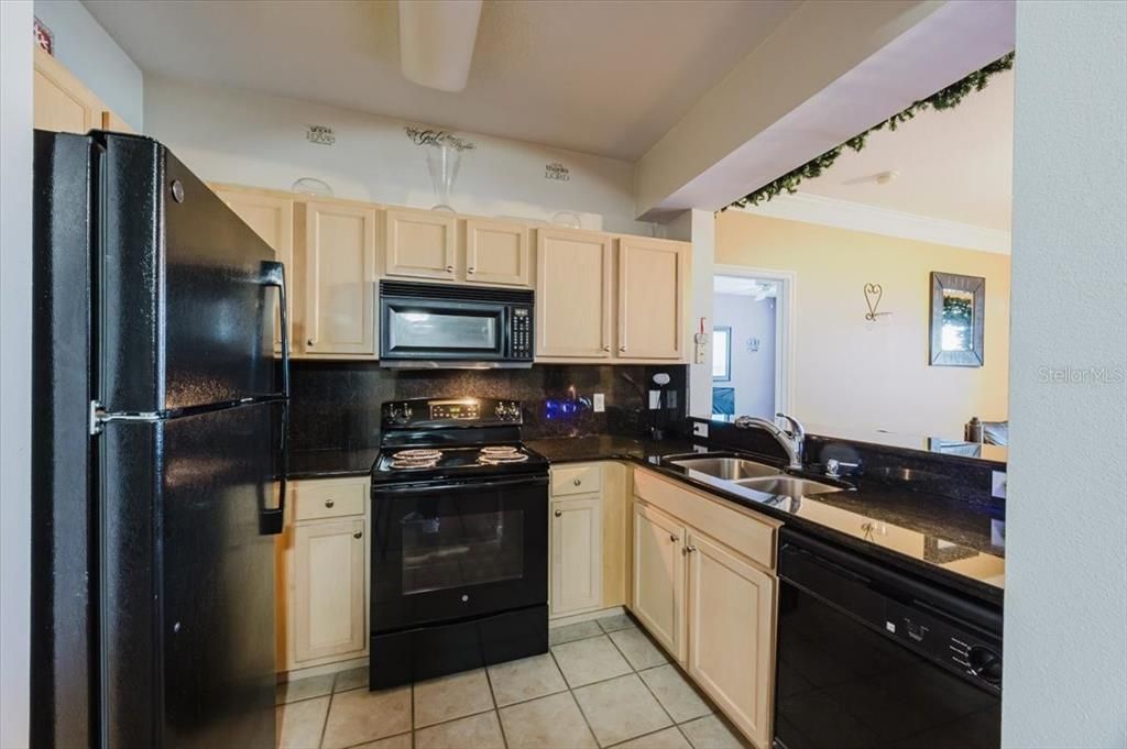 На продажу: $245,000 (2 спален, 2 ванн, 1107 Квадратных фут)