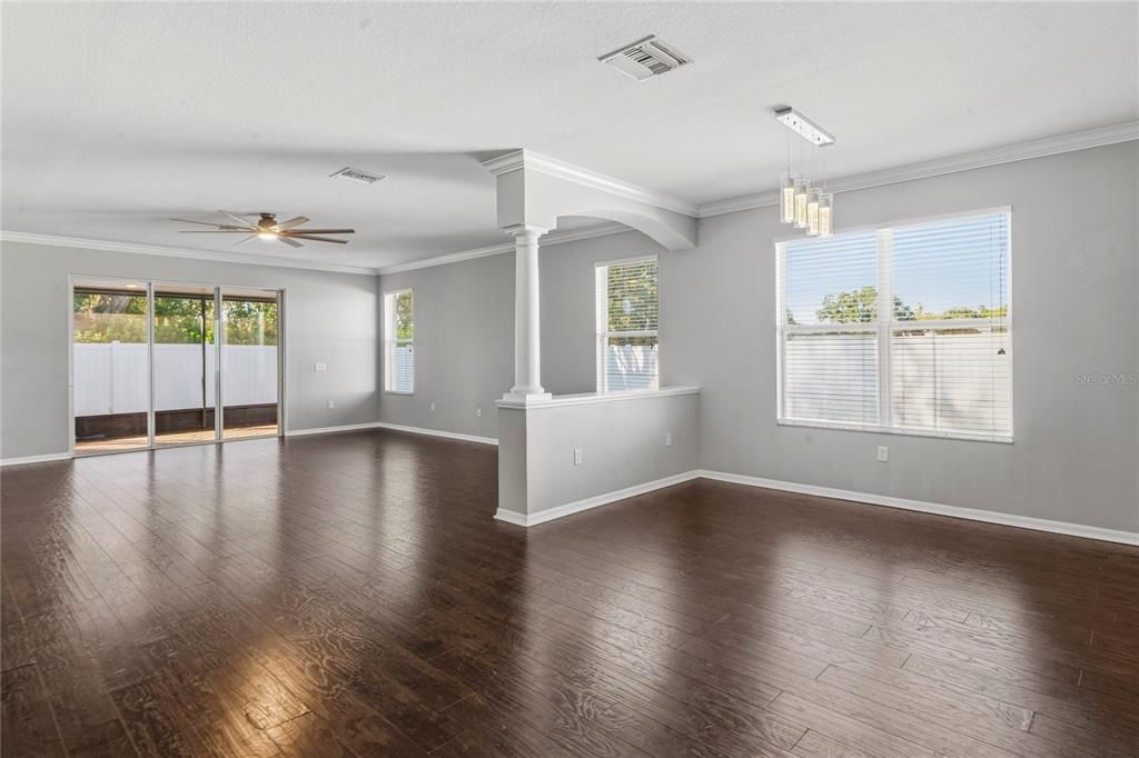 En Venta: $410,000 (3 camas, 2 baños, 2596 Pies cuadrados)