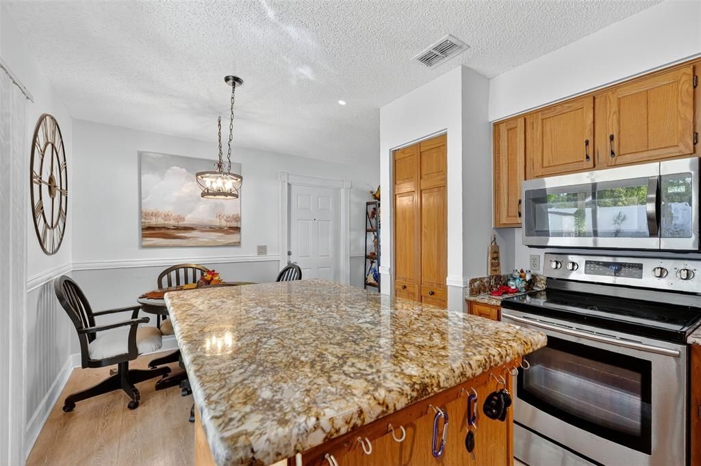 For Sale: $265,000 (3 beds, 2 baths, 1000 Square Feet)