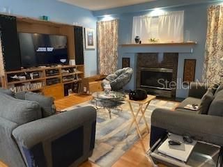 合同活跃: $310,000 (3 贝兹, 2 浴室, 2081 平方英尺)