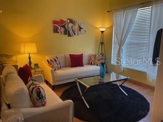 合同活跃: $310,000 (3 贝兹, 2 浴室, 2081 平方英尺)