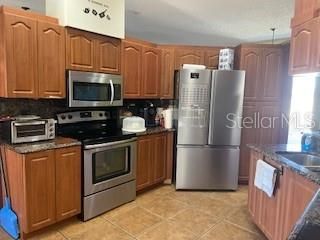 合同活跃: $310,000 (3 贝兹, 2 浴室, 2081 平方英尺)