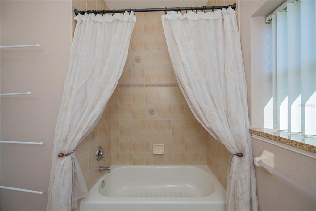 En Venta: $425,000 (3 camas, 2 baños, 2096 Pies cuadrados)