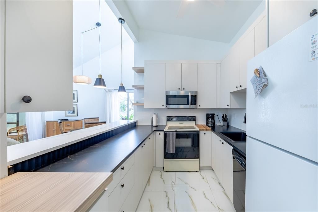 待售: $249,000 (2 贝兹, 2 浴室, 976 平方英尺)