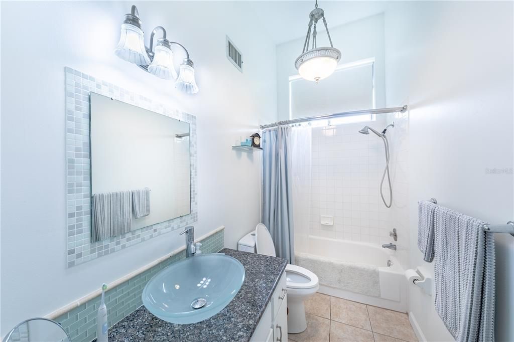 待售: $249,000 (2 贝兹, 2 浴室, 976 平方英尺)