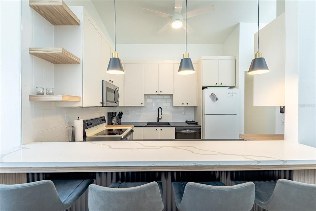 待售: $249,000 (2 贝兹, 2 浴室, 976 平方英尺)