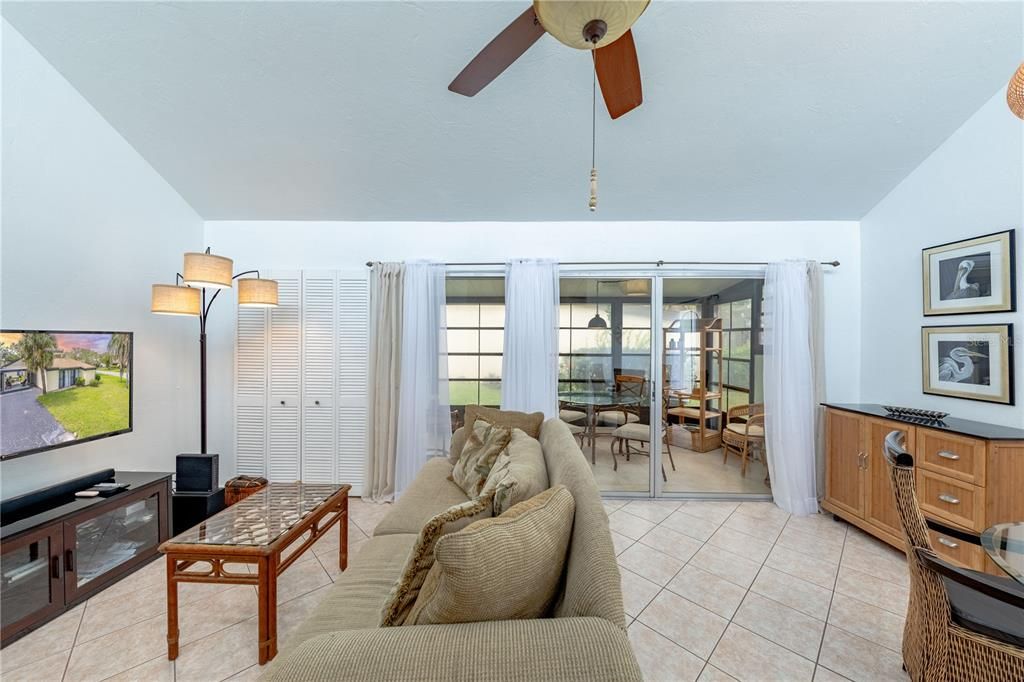 待售: $249,000 (2 贝兹, 2 浴室, 976 平方英尺)