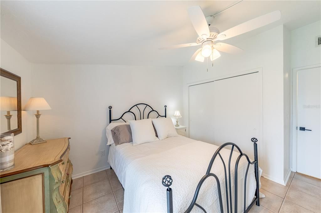 待售: $249,000 (2 贝兹, 2 浴室, 976 平方英尺)