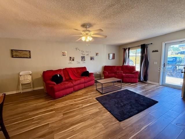 待售: $152,000 (2 贝兹, 2 浴室, 1073 平方英尺)