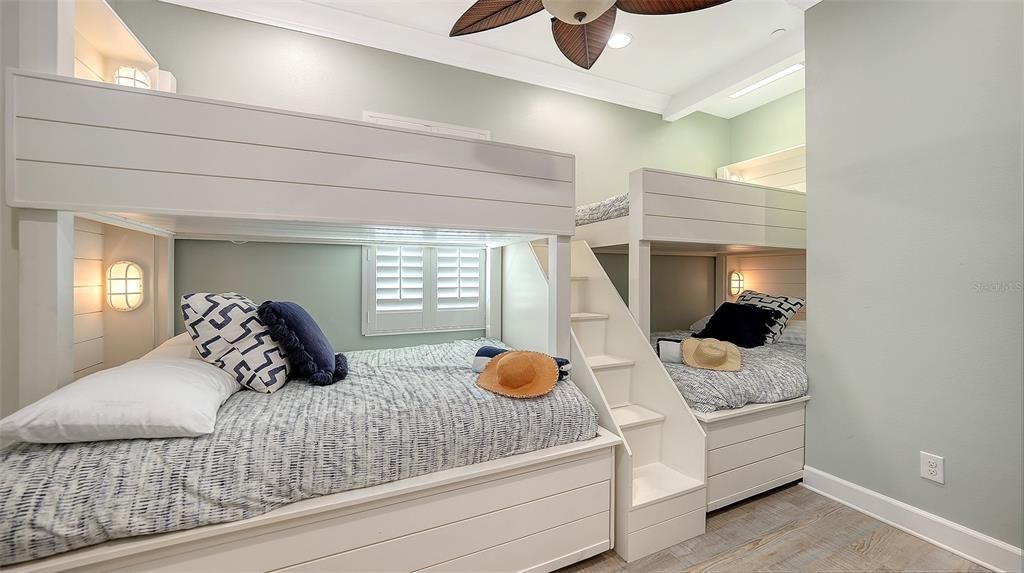 For Sale: $850,000 (3 beds, 3 baths, 1994 Square Feet)