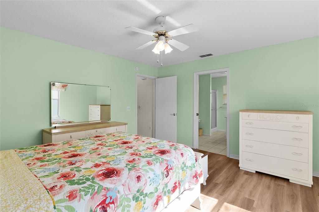 Activo con contrato: $275,000 (3 camas, 2 baños, 1392 Pies cuadrados)