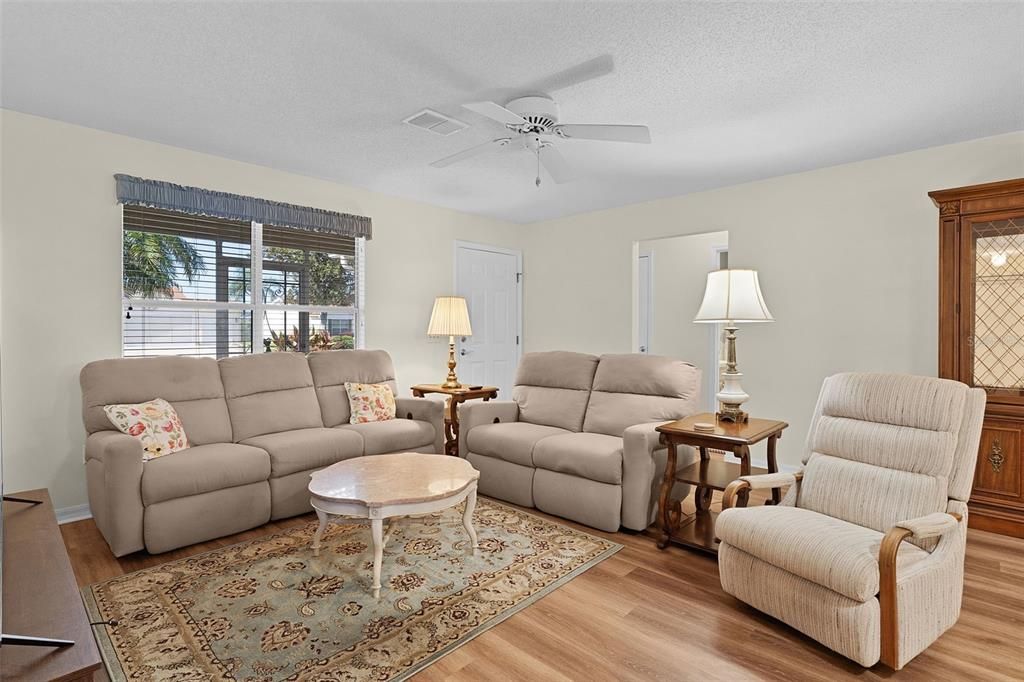 Activo con contrato: $275,000 (3 camas, 2 baños, 1392 Pies cuadrados)