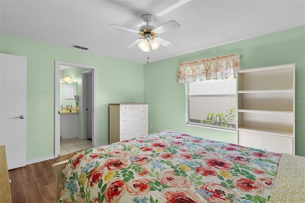 Activo con contrato: $275,000 (3 camas, 2 baños, 1392 Pies cuadrados)