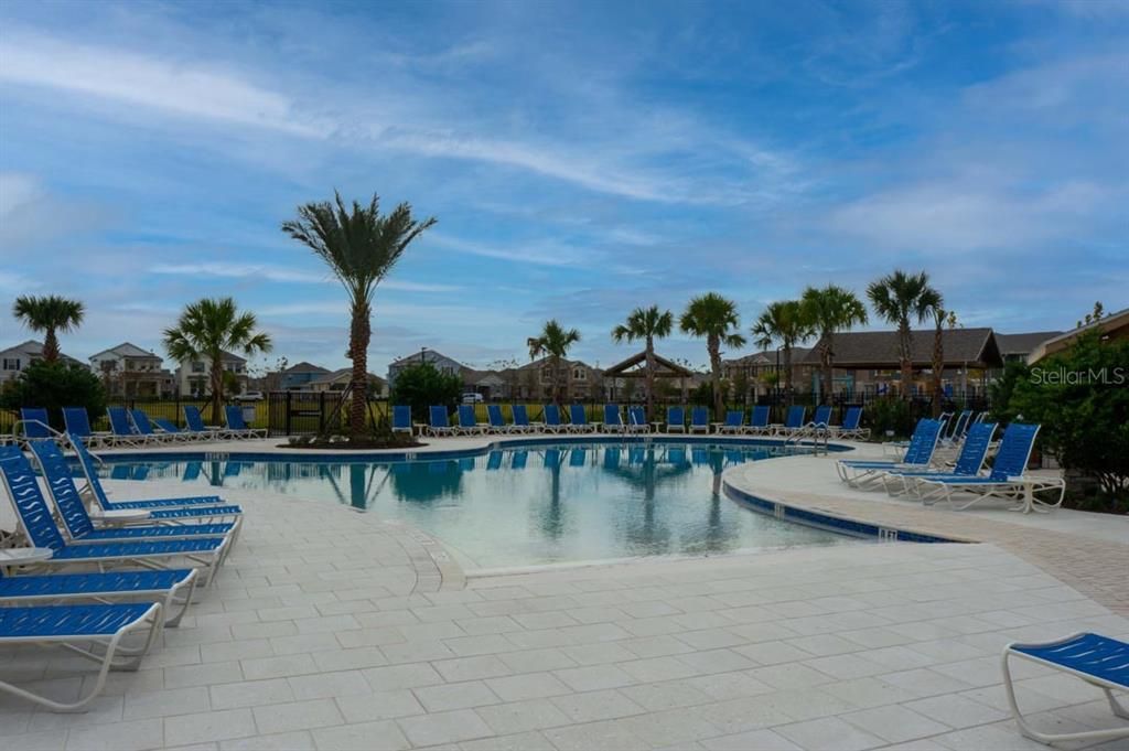 Activo con contrato: $890,321 (5 camas, 4 baños, 3225 Pies cuadrados)