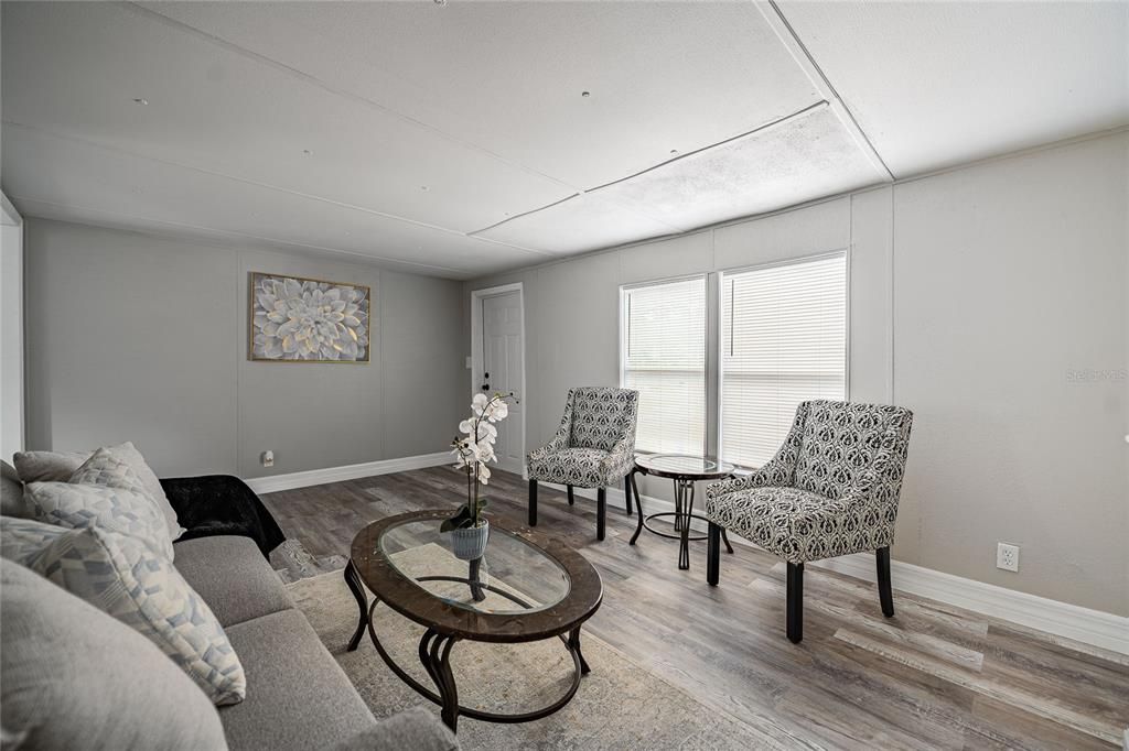 合同活跃: $249,900 (4 贝兹, 2 浴室, 1320 平方英尺)