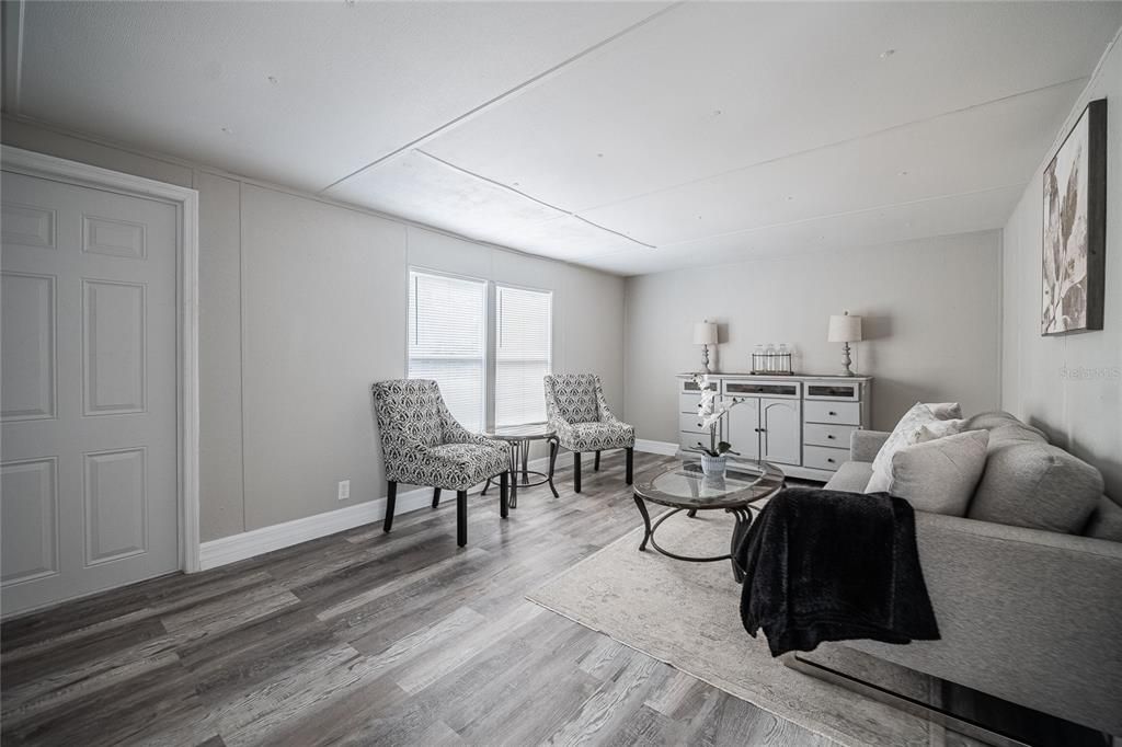 合同活跃: $249,900 (4 贝兹, 2 浴室, 1320 平方英尺)