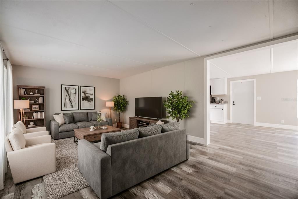 合同活跃: $249,900 (4 贝兹, 2 浴室, 1320 平方英尺)