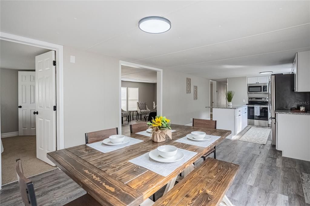 合同活跃: $249,900 (4 贝兹, 2 浴室, 1320 平方英尺)