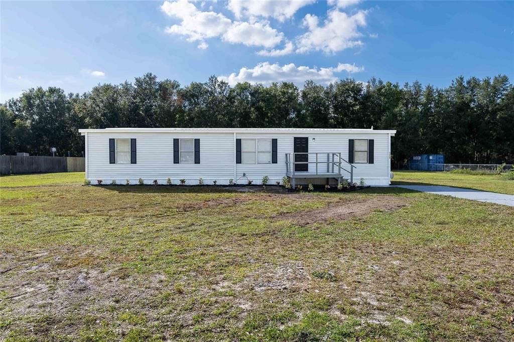 合同活跃: $249,900 (4 贝兹, 2 浴室, 1320 平方英尺)