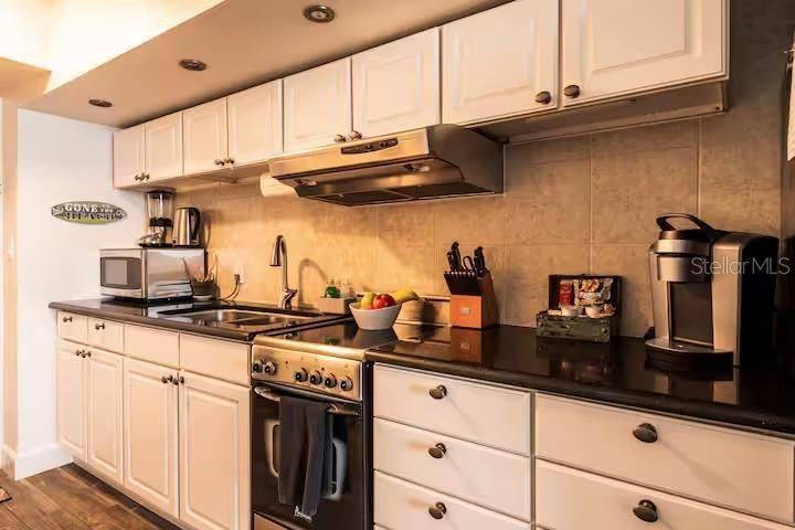 Active With Contract: $129,900 (1 beds, 1 baths, 385 Square Feet)