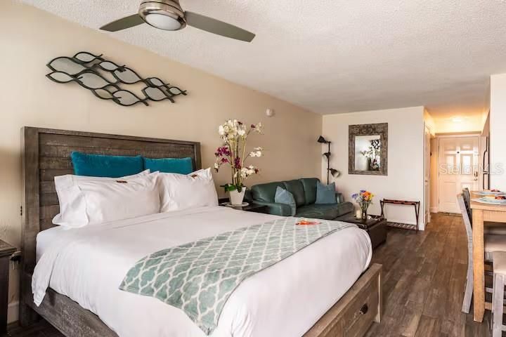 Active With Contract: $129,900 (1 beds, 1 baths, 385 Square Feet)