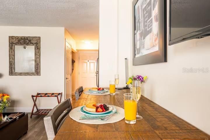 Active With Contract: $129,900 (1 beds, 1 baths, 385 Square Feet)