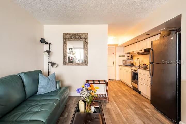 Active With Contract: $129,900 (1 beds, 1 baths, 385 Square Feet)