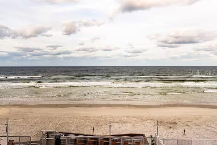 Active With Contract: $129,900 (1 beds, 1 baths, 385 Square Feet)