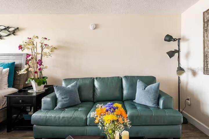 Active With Contract: $129,900 (1 beds, 1 baths, 385 Square Feet)