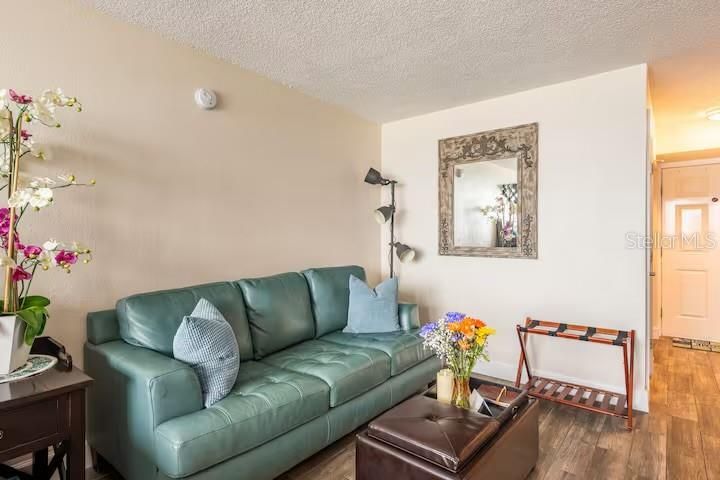 Active With Contract: $129,900 (1 beds, 1 baths, 385 Square Feet)