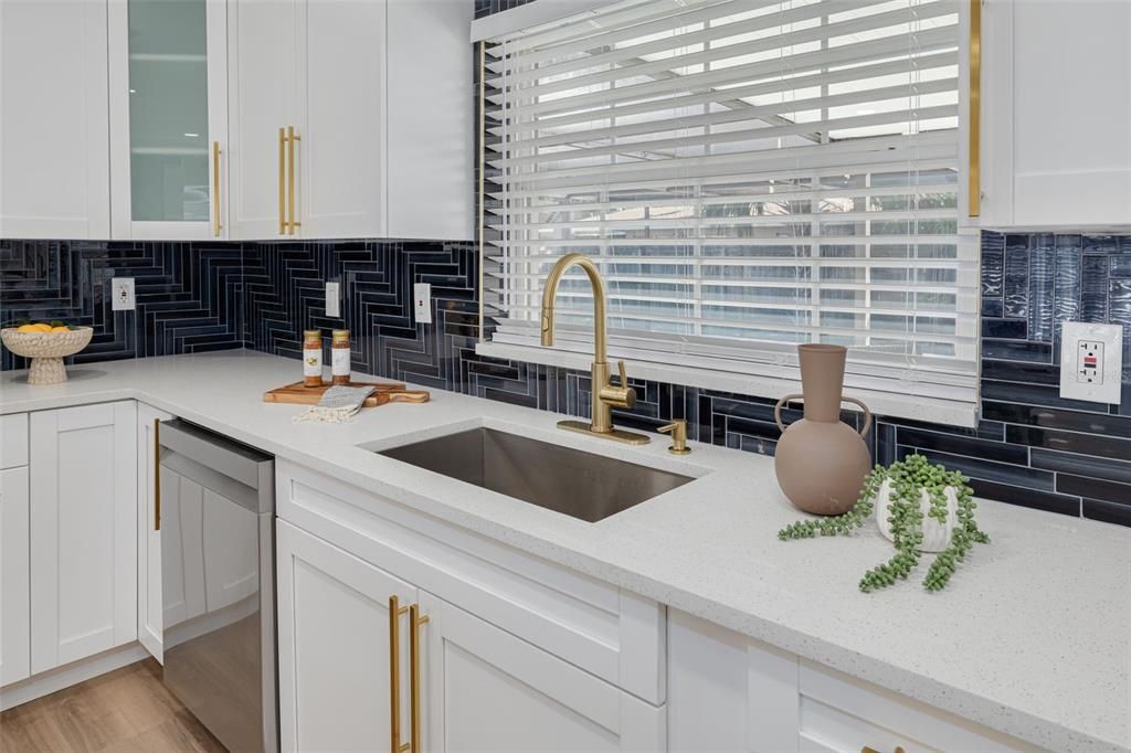 Под контрактом: $548,500 (3 спален, 2 ванн, 1345 Квадратных фут)