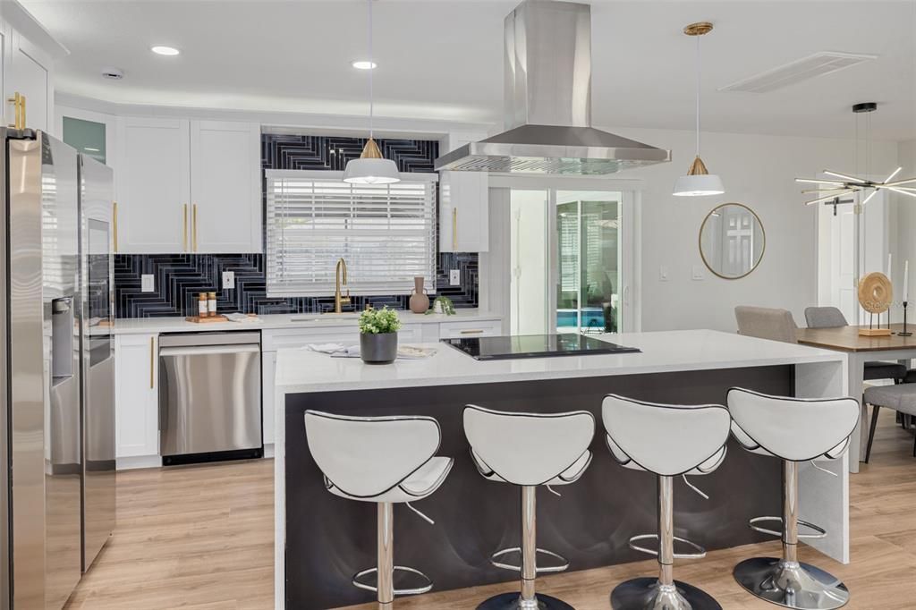 Под контрактом: $548,500 (3 спален, 2 ванн, 1345 Квадратных фут)